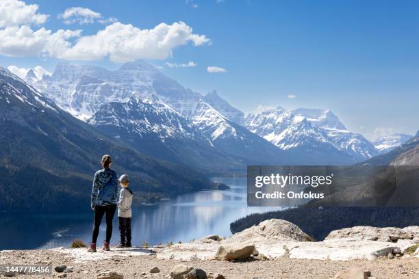 madre e figlio fanno escursioni al bear's hump trail nel parco nazionale dei laghi di waterton, alberta, canada - observation point foto e immagini stock