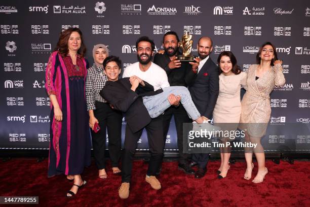 May Odeh, guest, guest, Hussein Mohamad, Director Yassin Al Daradji, guest, guest and Nida Manzoor pose with the award for Best Film for "Hanging...