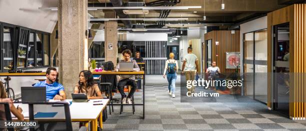 due imprenditori che lasciano l'ufficio dell'appartamento loft - ufficio open space foto e immagini stock