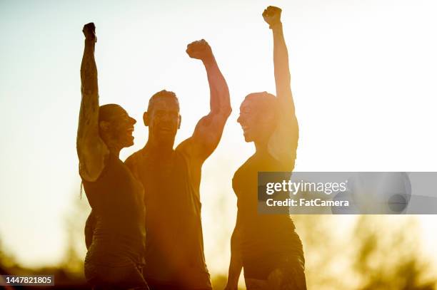 ganar una carrera de barro - flexibilidad fotografías e imágenes de stock