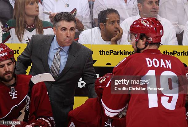 Head coach Dave Tippett of the Phoenix Coyotes talks with Shane Doan in Game Two of the Western Conference Finals against the Los Angeles Kings...