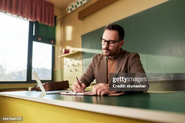 insegnante maschio che valuta gli esami educativi in classe. - white male professor foto e immagini stock