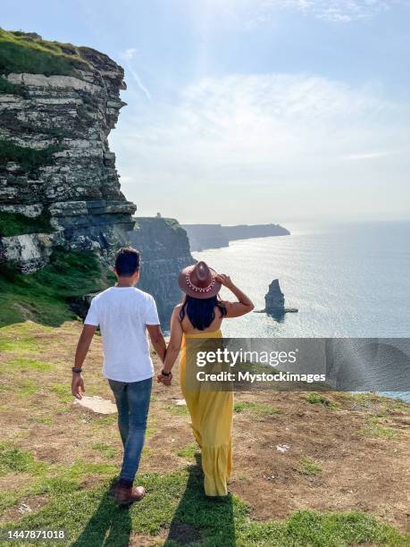 vielfältiges paar, das in irland reist und die küste erkundet - ireland vacation stock-fotos und bilder