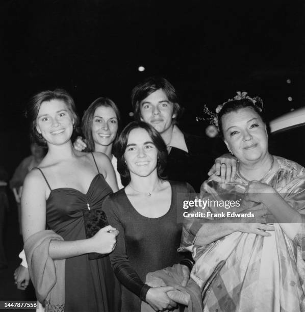 Jennifer Perry, American actress Kate Jackson, American actor Edward Albert his sister Maria Albert, and his mother Mexican-American actress and...
