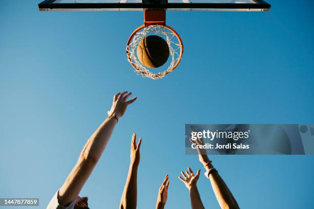 basketball players playing a match - competición de baloncesto fotografías e imágenes de stock