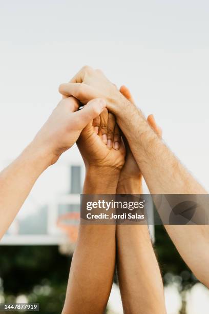 shaking hands before a basketball game - par équipe photos et images de collection