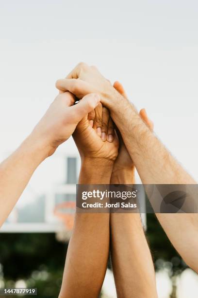 shaking hands before a basketball game - sports team event - fotografias e filmes do acervo