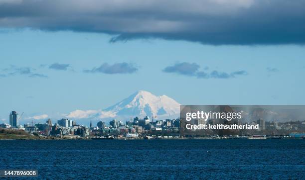 cityscape in front of mt baker, victoria, vancouver island, vancouver, british columbia, canada - victoria canada photos et images de collection