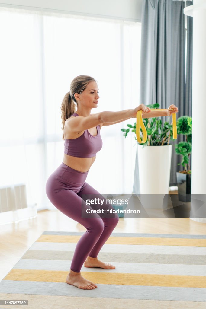 Mujer haciendo ejercicio en casa