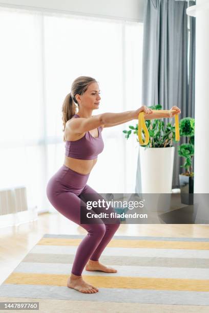 woman working out at home - agachar se imagens e fotografias de stock