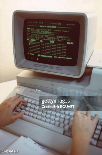 Ordinateur sur un logiciel de base de données, le 21 décembre 1983, à Paris.