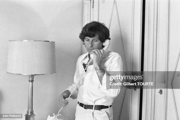 Roman Polanski au téléphone dans sa chambre d'hôtel lors du Festival de Cannes le 19 mai 1979