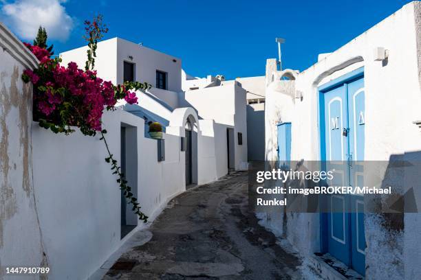 traditional village of megalochori, santorini, greece - megalochori stock-fotos und bilder