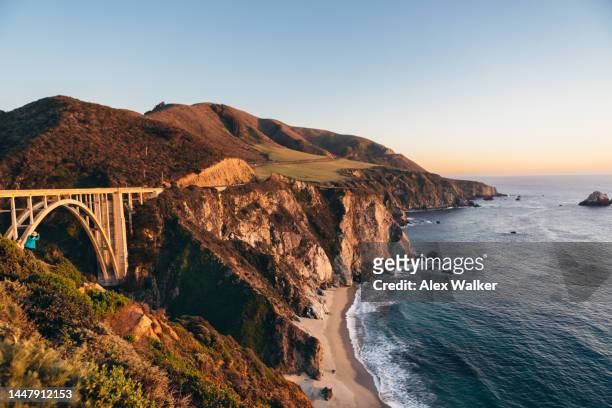 bixby creek bridge and pacific coast highway 1 at sunset - kalifornien stock-fotos und bilder