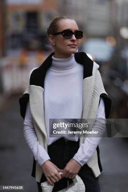 Model und Content Creator Marlies Pia Pfeifhofer wearing Allude white turtleneck sweater, Axel Arigato black/white knit pullover, Zara black denim...