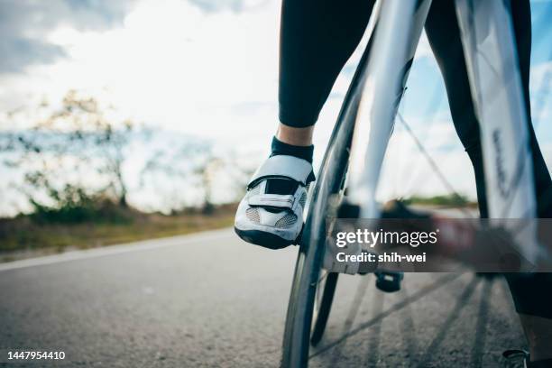cyclist on path in countryside - 單車衫 個照片及圖片檔