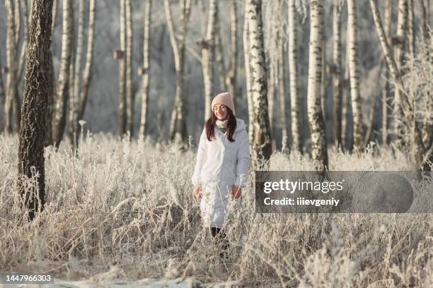 raureif und schnee auf bäumen. frau - face snow stock-fotos und bilder