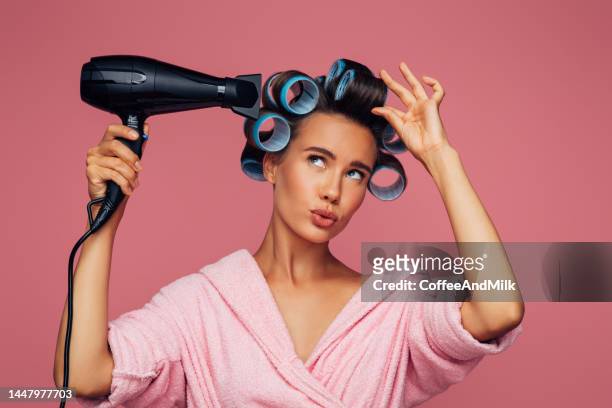 bella donna emotiva divertente dopo il bagno - hair dryer foto e immagini stock