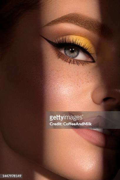 schöne frau mit hellen make-up - eye shadow stock-fotos und bilder
