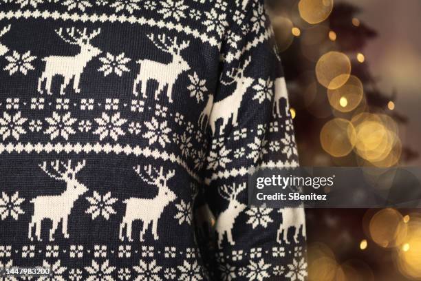 midsection of man wearing sweater - christmas jumpers stockfoto's en -beelden