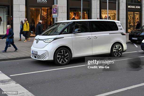 la nueva furgoneta eléctrica volkswagen id. buzz - cotilleo fotografías e imágenes de stock