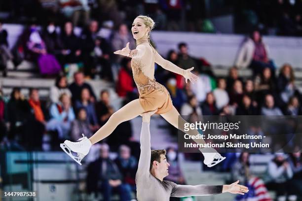 Alexa Knierim and Brandon Frazier of the United States compete in the Pairs Free Skating during the ISU Grand Prix of Figure Skating Final at...