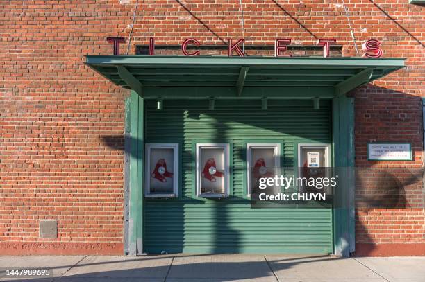 fenway park boston - fenway park view stockfoto's en -beelden