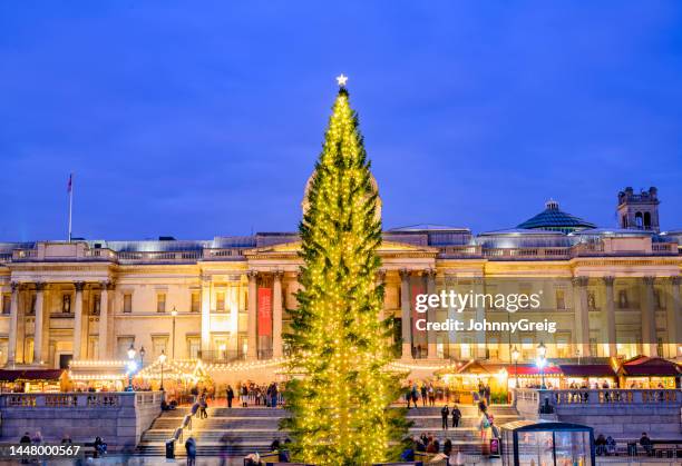 christmas tree and market stalls, trafalgar square - decorated christmas trees outside stockfoto's en -beelden