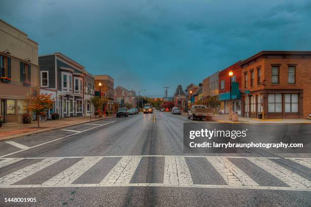 elm street crosswalk on chestnut - cittadina americana foto e immagini stock