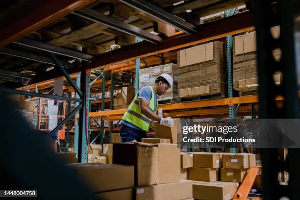 empleado de almacén cargando gato de paleta - trabajador de almac