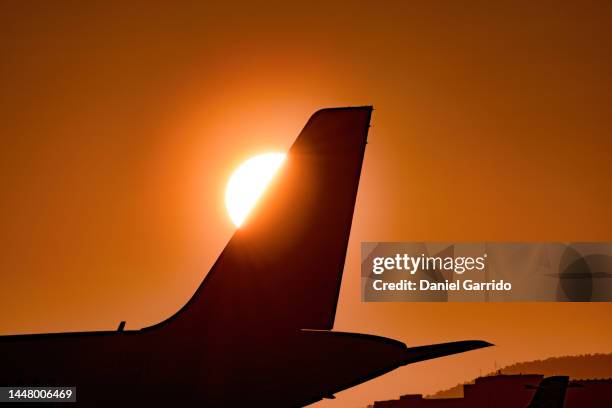 silhouette of the tail of an airplane during sunset, sunset at the airport - airplane tail - fotografias e filmes do acervo