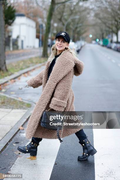 Tamara von Nayhauss wearing a beige long teddy coat by Maison Common, a black pullover by The Mercer N.Y., black denim jeans pants by Agolde, black...