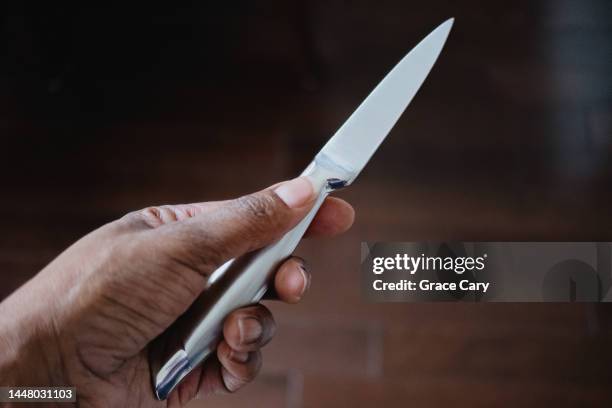 woman holds kitchen knife - couteau photos et images de collection