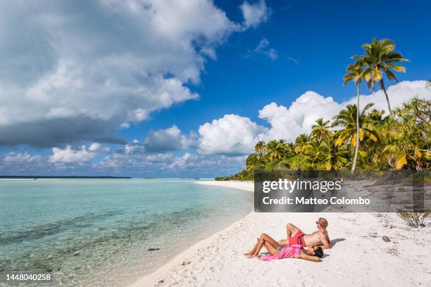 adult couple on a small island in the cook islands - beach and palm trees stock-fotos und bilder