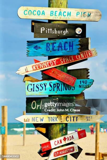destination signs, cocoa beach, florida (usa) - chase atlantic stock-fotos und bilder