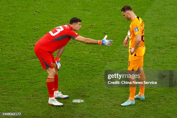 Goalkeeper Damian Martinez of Argentina talks to Teun Koopmeiners of Netherlands in the penalty shoot out during the FIFA World Cup Qatar 2022...