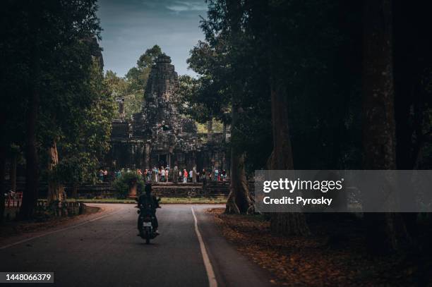 explorando los templos en el complejo de angkor wat - angkor thom fotografías e imágenes de stock