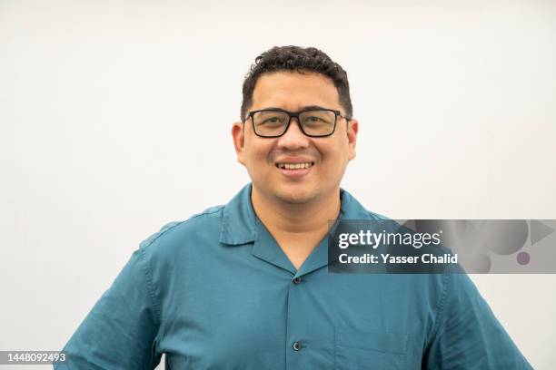 portrait of south east asian man with eyeglasses - indonesian ethnicity stock-fotos und bilder