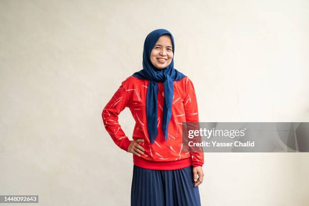 portrait of confident muslim woman - indonesia women stock-fotos und bilder