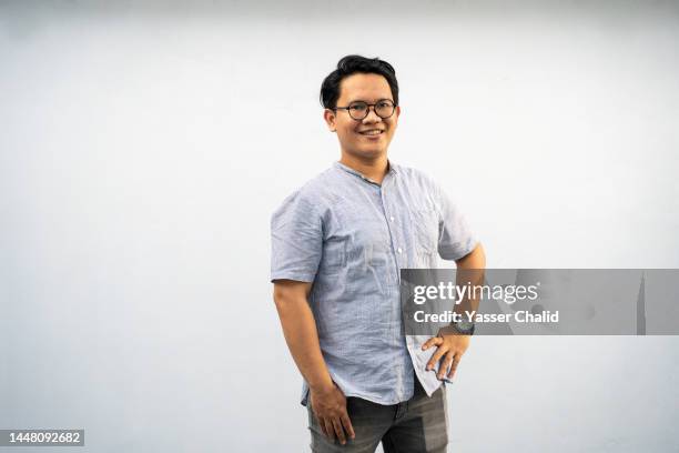 portrait of south east asian man with eyeglasses - fotografia de três quartos imagens e fotografias de stock