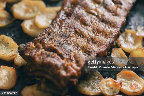 delicious roast pork rib - hoofdgerecht stockfoto's en -beelden