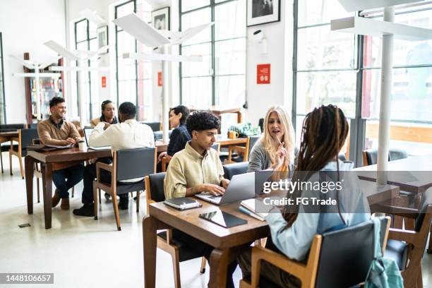menschen lernen in einer bibliothek - community college stock-fotos und bilder