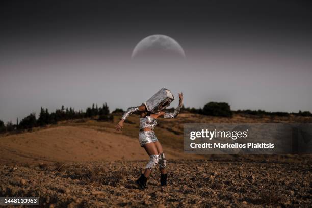 space woman - techno fotografías e imágenes de stock