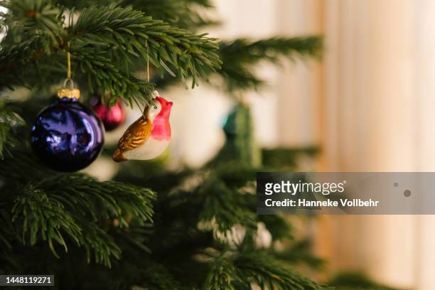 bird - christmas tree decoration - kerstballen fotografías e imágenes de stock