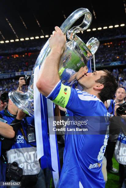 Frank Lampard of Chelsea celebrates kissing the trophy after their victory in the UEFA Champions League Final between FC Bayern Muenchen and Chelsea...