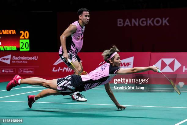 Dechapol Puavaranukroh and Sapsiree Taerattanachai of Thailand compete in the Mixed Doubles Semi Finals match against Rinov Rivaldy and Pitha...