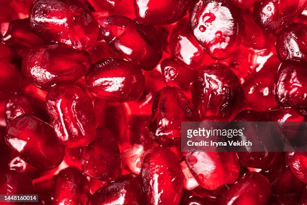 red pomegranate seeds background. composition of pomegranate seeds in  color of the year 2023 viva magenta. - brain iron stock-fotos und bilder