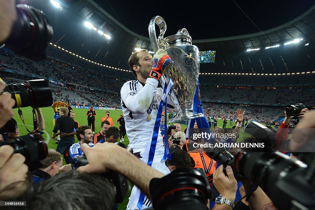 Chelsea's Czech goalkeeper Petr Cech kis