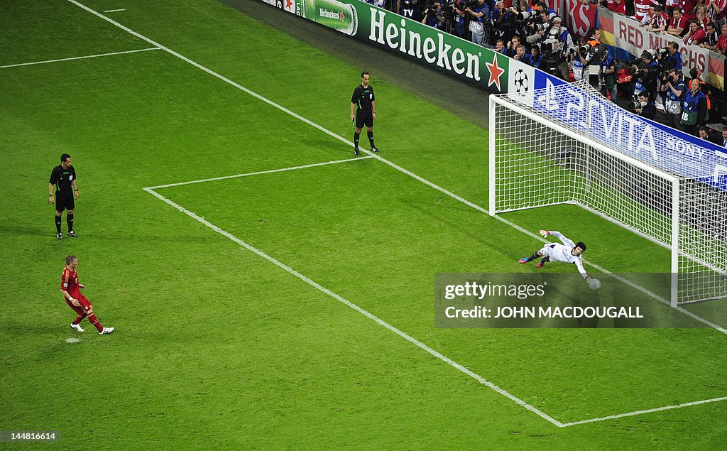 Chelsea's Czech goalkeeper Petr Cech (R)