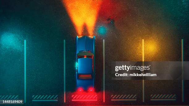 vista cinematográfica de un dron de cine negro de una reunión en un estacionamiento - película de suspense fotografías e imágenes de stock